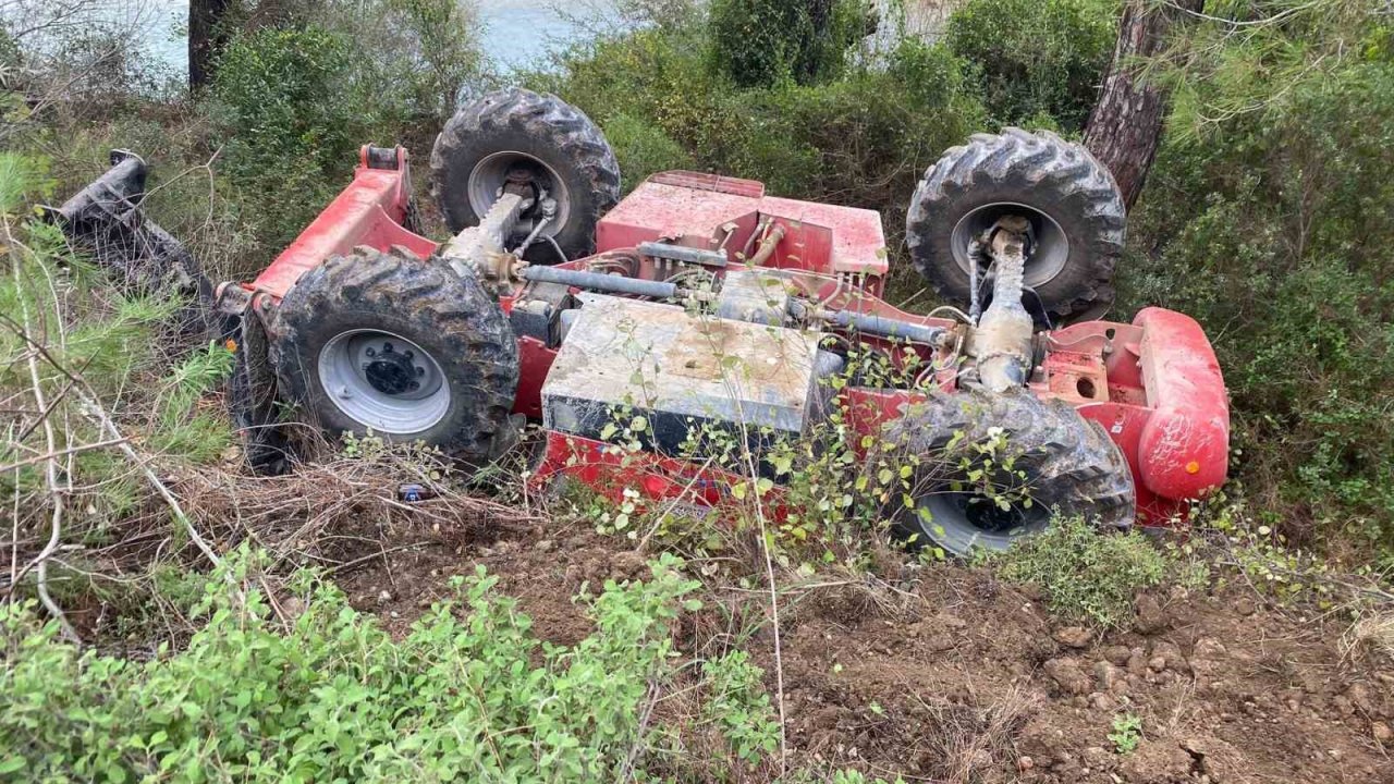 Kontrolden çıkan iş makinası şarampole devrildi: 1 yaralı