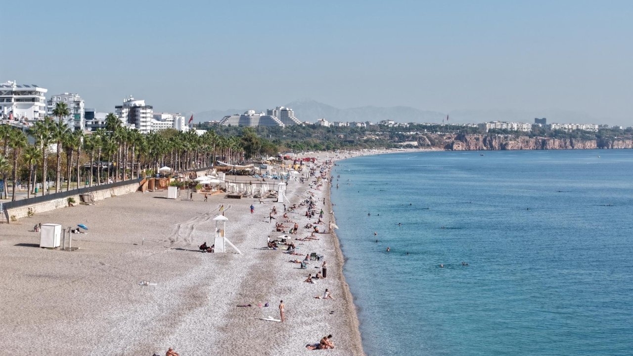 Konyaaltı Sahili&#039;nde kasım ayında deniz keyfi