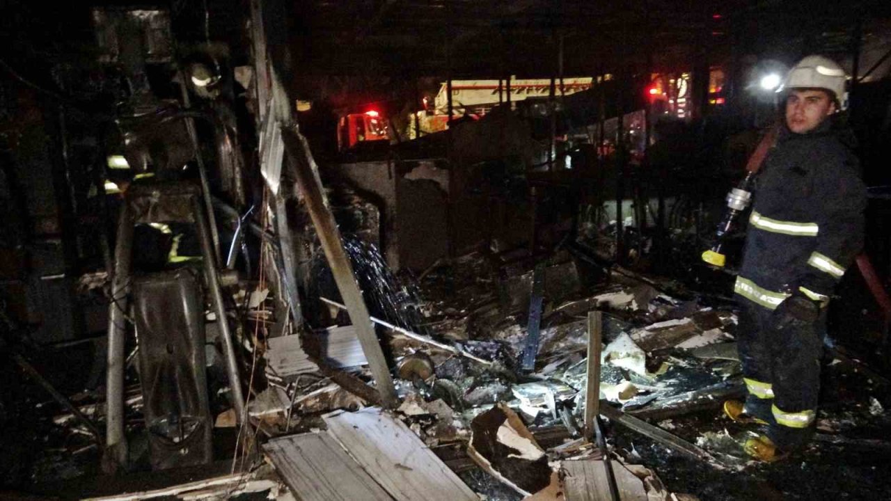 Konyaaltı Sahili’ndeki kafe yanarak küle döndü, 5 yavru köpek telef oldu