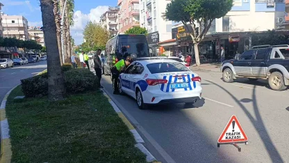 Manavgat’ta 3 aracın karıştığı zincirleme kazada 1 kişi yaralandı