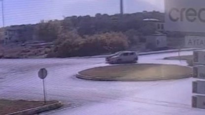 Manavgat’ta iki otomobilin kavşakta çarpışması kameraya yansıdı