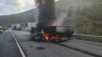Mermer yüklü tır alevlere teslim oldu