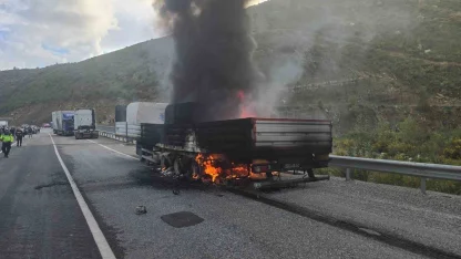 Mermer yüklü tır alevlere teslim oldu