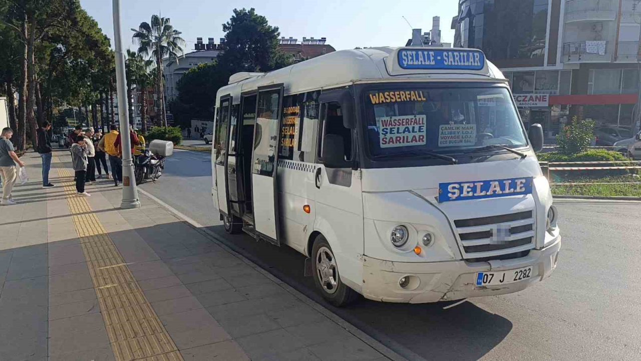Minibüse çarpmamak için motosikleti devirdi: 1 yaralı