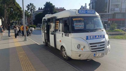 Minibüse çarpmamak için motosikleti devirdi: 1 yaralı