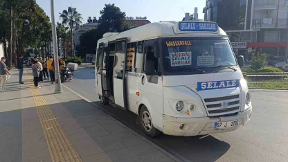 Minibüse çarpmamak için motosikleti devirdi: 1 yaralı