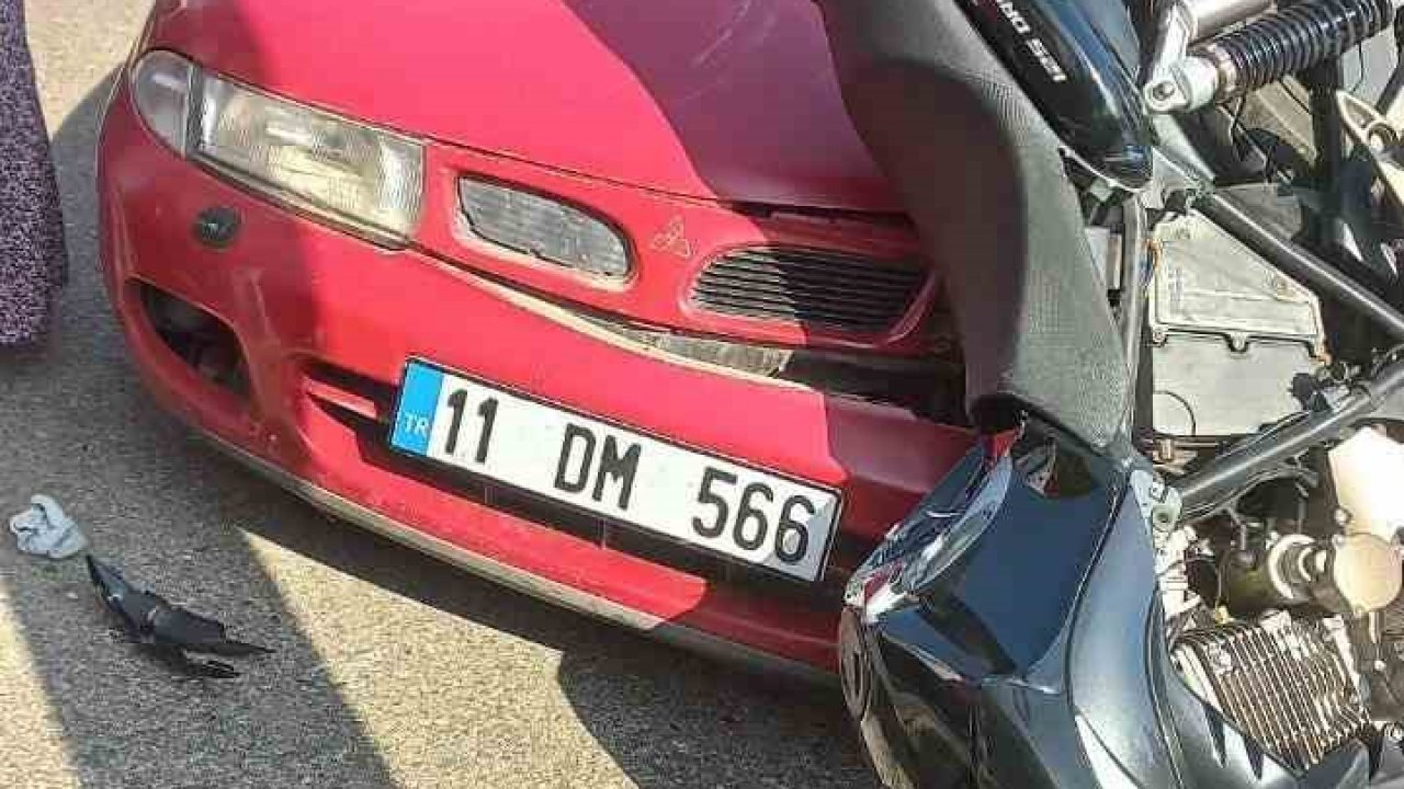 Motosiklet, ’U’ dönüşü yapan otomobile çarptı: 2 yaralı