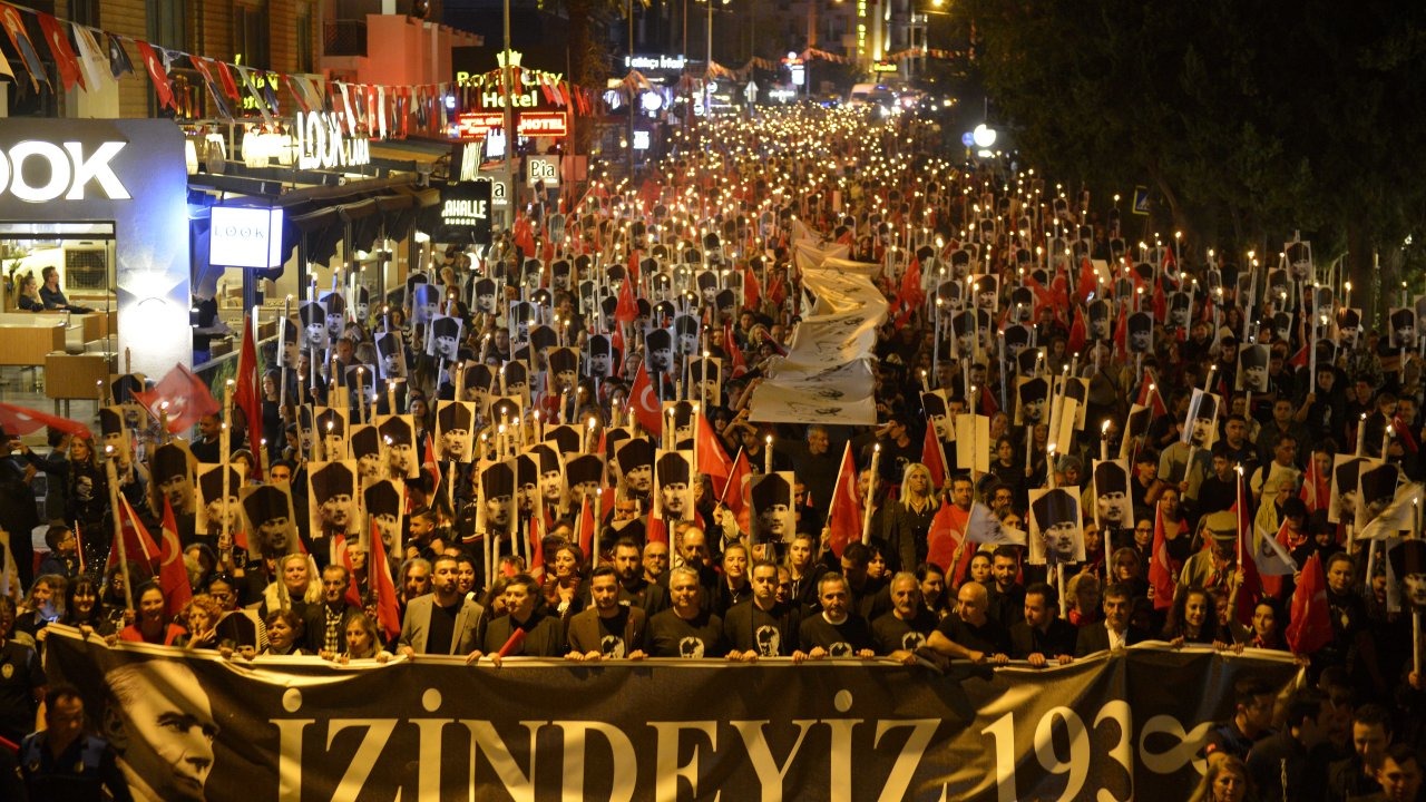 Muratpaşa&#039;da binler Ata&#039;ya Saygı Yürüyüşü&#039;nde buluştu