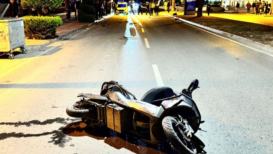 Otomobilin çarptığı motosikletli hayatını kaybetti