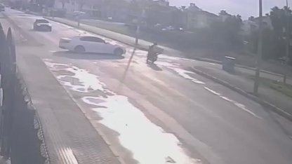 Otomobille çarpışan motokuryenin ağır yaralandığı kaza güvenlik kamerasına yansıdı