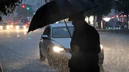 Sarı alarm ile uyarılan Antalya’da sağanak etkisini gösteriyor
