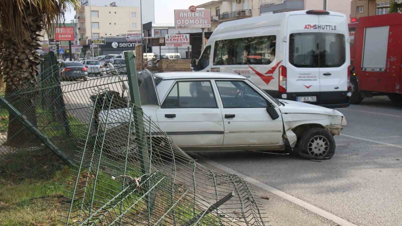 Serik’te yoldan çıkan otomobil bariyerlere çarparak durabildi