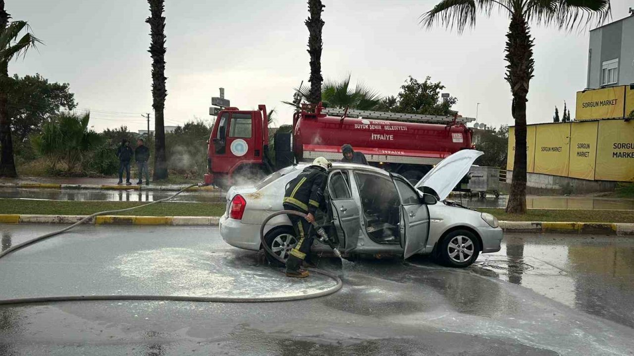Seyir halindeki otomobil yandı: Sürücü kendisini araçtan dışarı attı