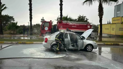 Seyir halindeki otomobil yandı: Sürücü kendisini araçtan dışarı attı