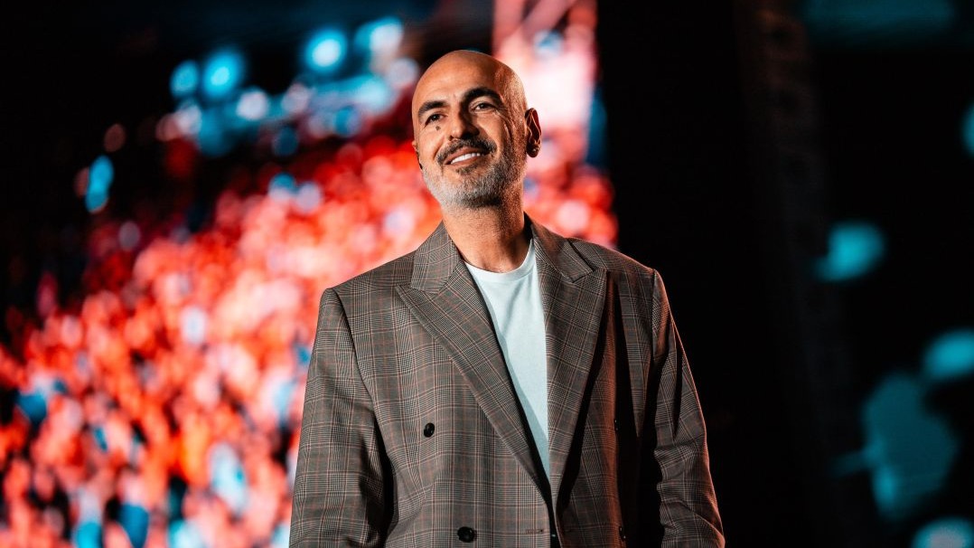 Soner Sarıkabadayı&#039;dan unutulmaz performans