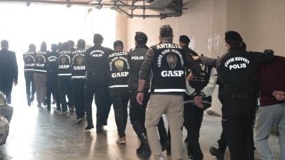 Sosyal medyadan sahte kadın profiliyle kandırdıkları erkeklere eğlence mekanında 10 kat hesap ödetmişler