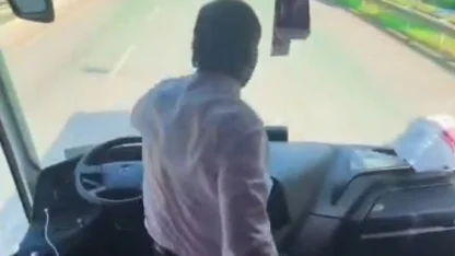 Taraftarları deplasmana götüren şoför araç seyir halindeyken ayağa kalkıp oynadı