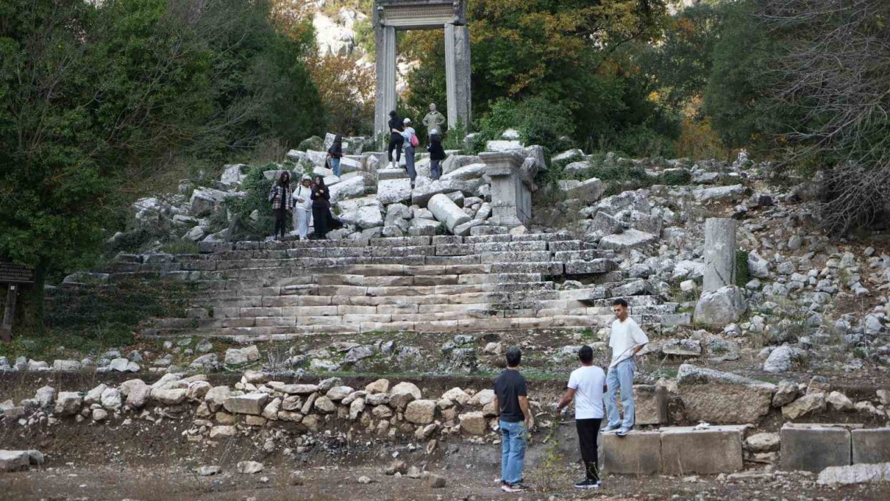 Termessos’ta ilk kazıda dans eden kadınlar mezarı, Antiochis’in anıt mezarı ve figürlü lahit parçaları ortaya çıkarıldı