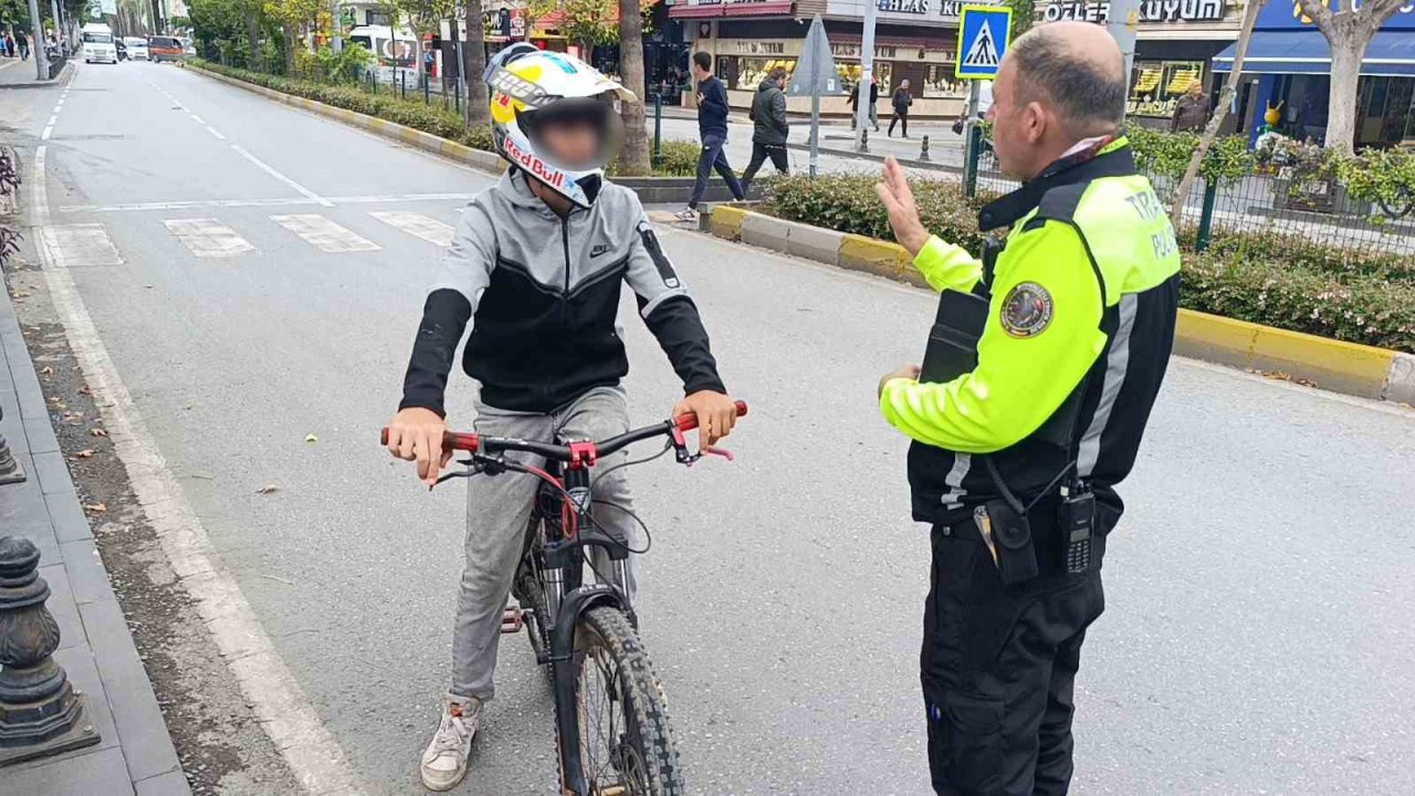 Trafik polisinden trafiği tehlikeye düşüren bisikletliye nasihat: &quot;Bisiklete ceza yazılmaz diye düşünmeyin&quot;