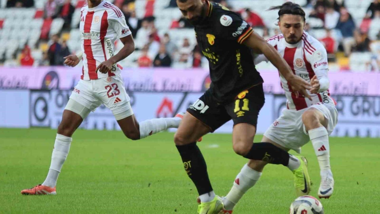 Trendyol Süper Lig: Antalyaspor: 1 - Göztepe: 0 (İlk yarı)