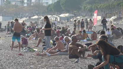 Türkiye soğukla mücadele ederken dünyaca ünlü sahilde yaz görüntüsü