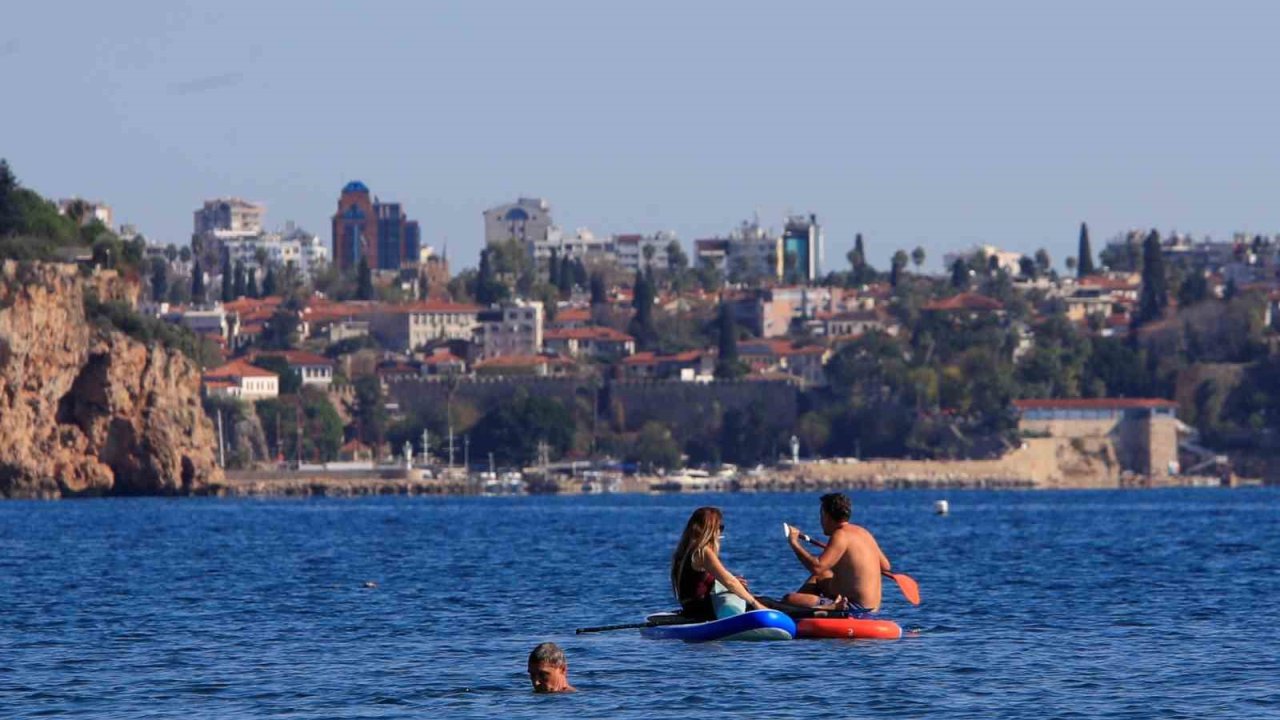 Türkiye’de karla mücadele başlarken, Antalya’da deniz mevsimi devam ediyor