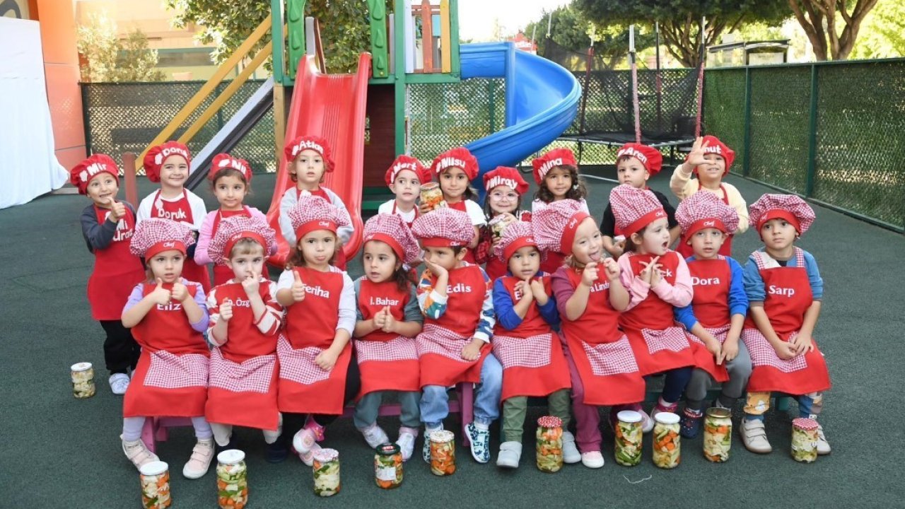 Turşular Konyaaltı’nın minik elleriyle kuruldu