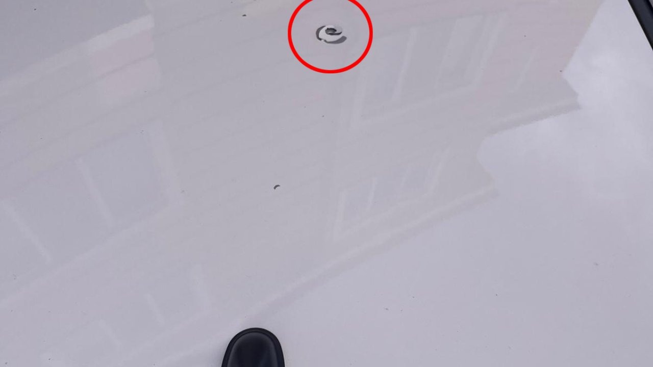 Yorgun mermi otomobilin tavanını deldi