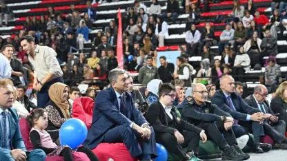 Antalya’da engeller sevgiyle aşılıyor