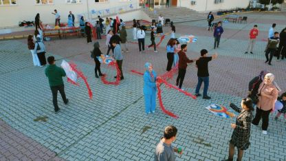 Uçurtma tasarlayıp uçurdular