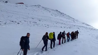 Beyaza bürünen zirvelere kar yürüyüşü