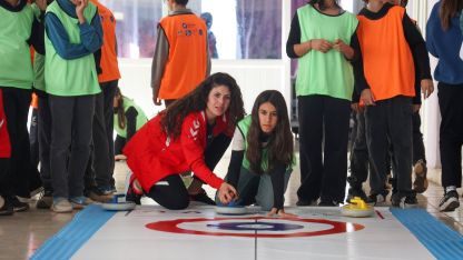 Kız çocukları floor curling ile tanıştı