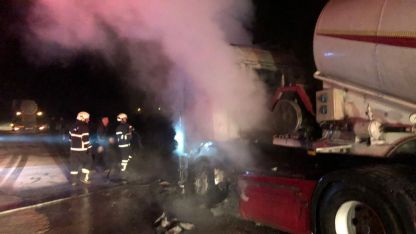 TIR yangında kullanılamaz hale geldi