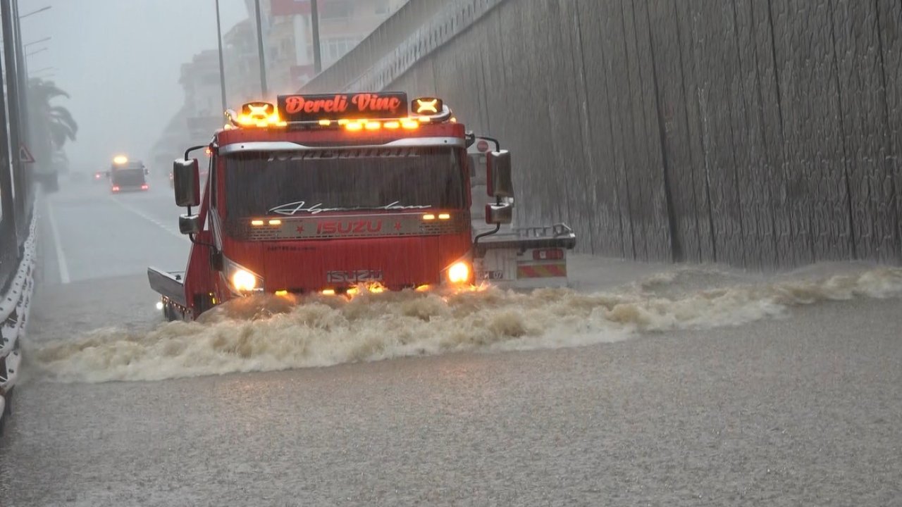 Alanya’da sağanak yağış trafiği felç etti