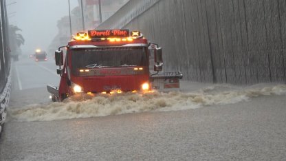 Alanya’da sağanak yağış trafiği felç etti