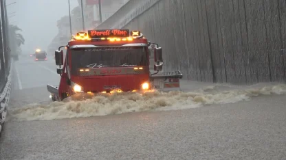 Alanya’da sağanak yağış trafiği felç etti