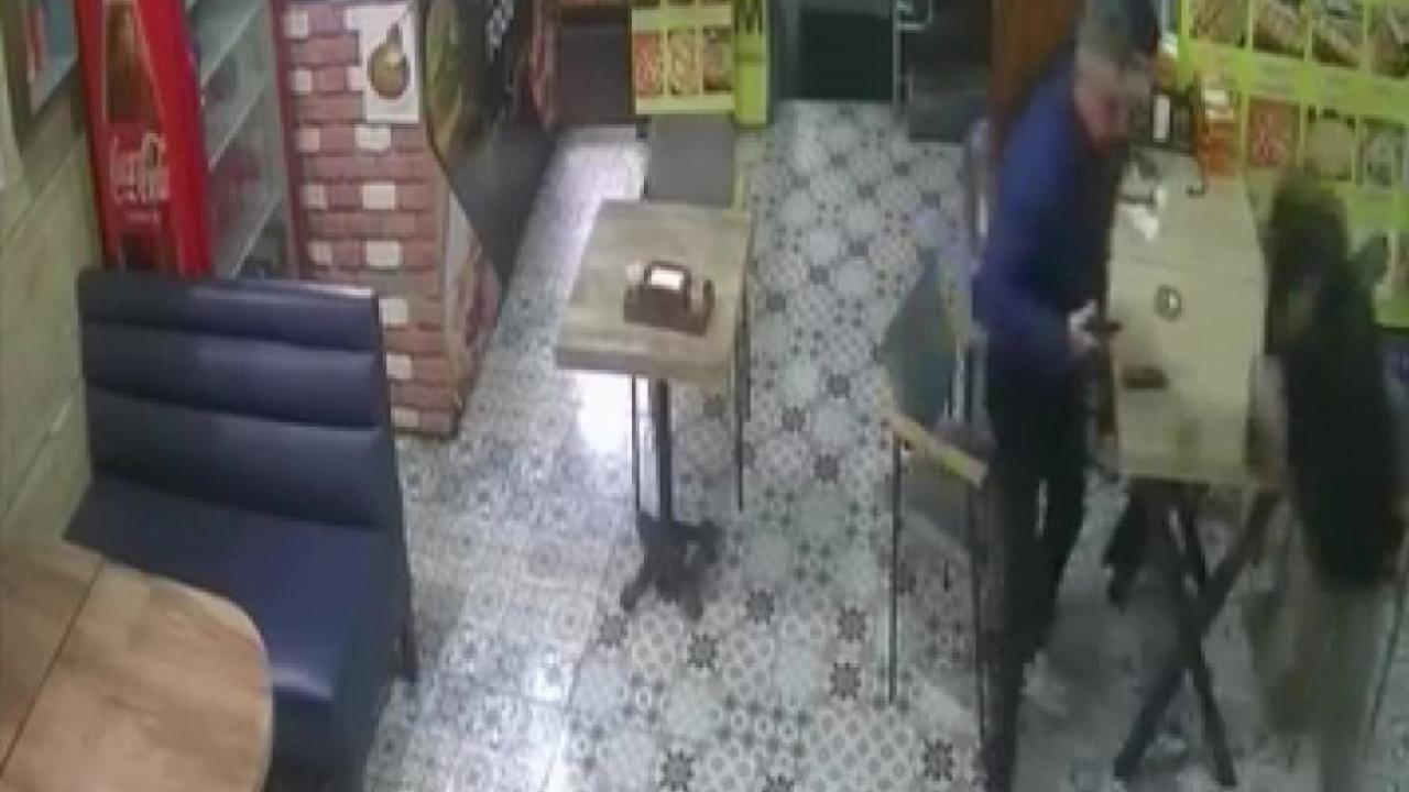 Antalya 4.3 ile sallandı, deprem anı güvenlik kamerasına yansıdı