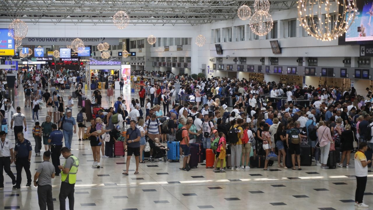 Antalya Havalimanı&#039;nda &#039;kasım&#039; trafiği; 1,7 milyon yolcuya hizmet verildi