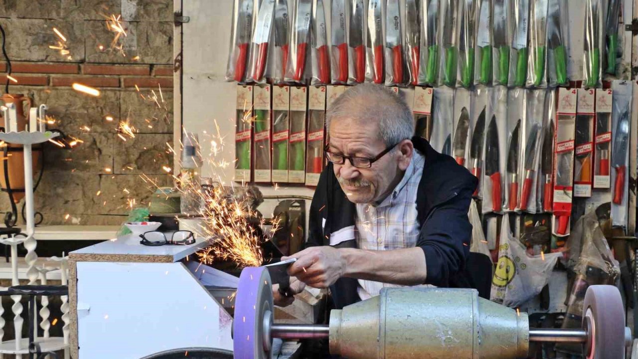 Antalya’da bıçak bileme ustası mesleğini yaşatıyor, 50-60 bin liraya çırak bulamıyor