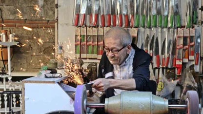 Antalya’da bıçak bileme ustası mesleğini yaşatıyor, 50-60 bin liraya çırak bulamıyor
