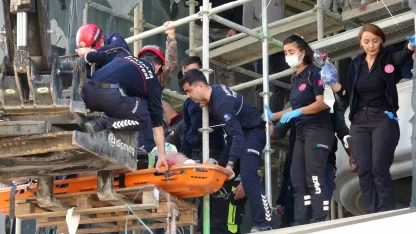Antalya’da inşaat iskelesinden düşen işçi ağır yaralandı
