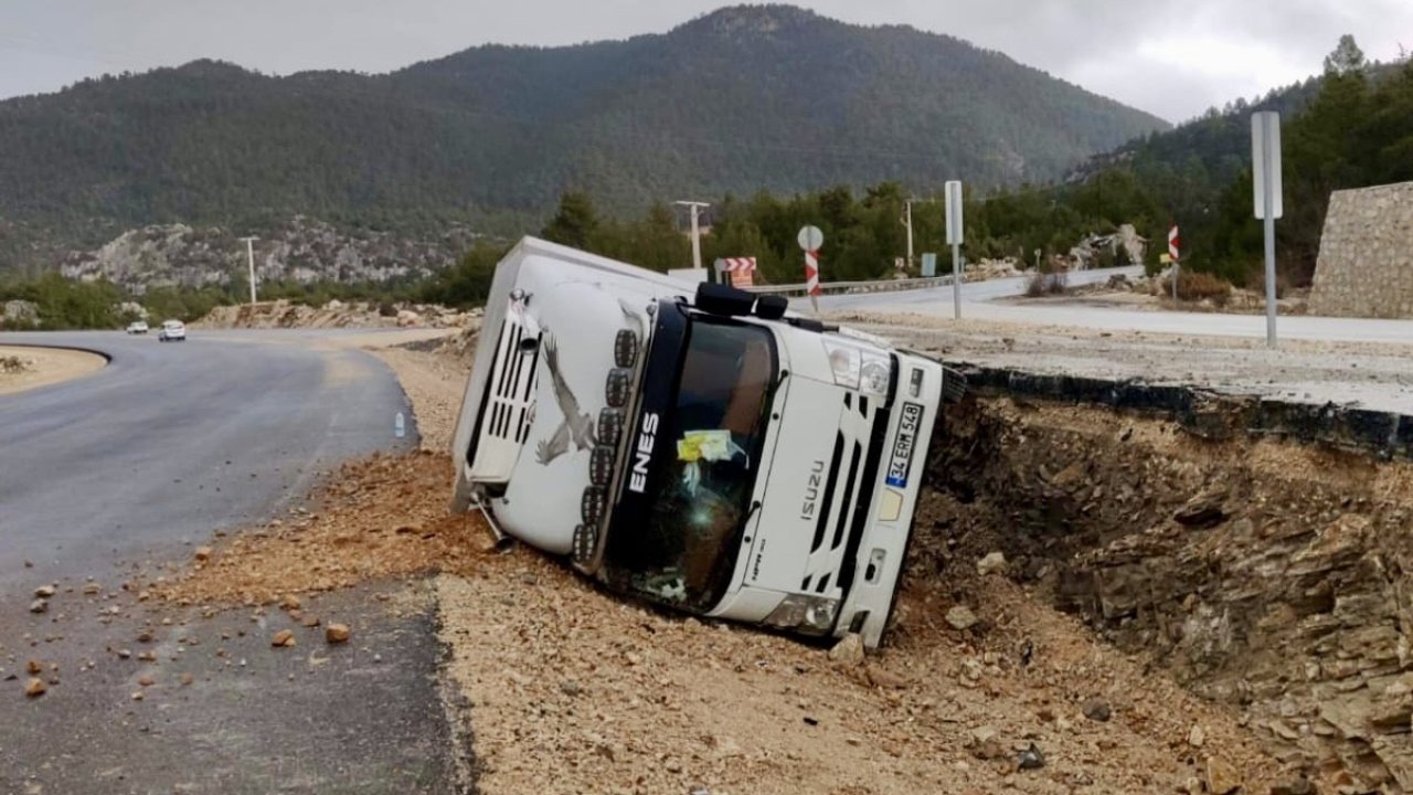 Antalya’da kamyon devrildi, sürücü yaralandı