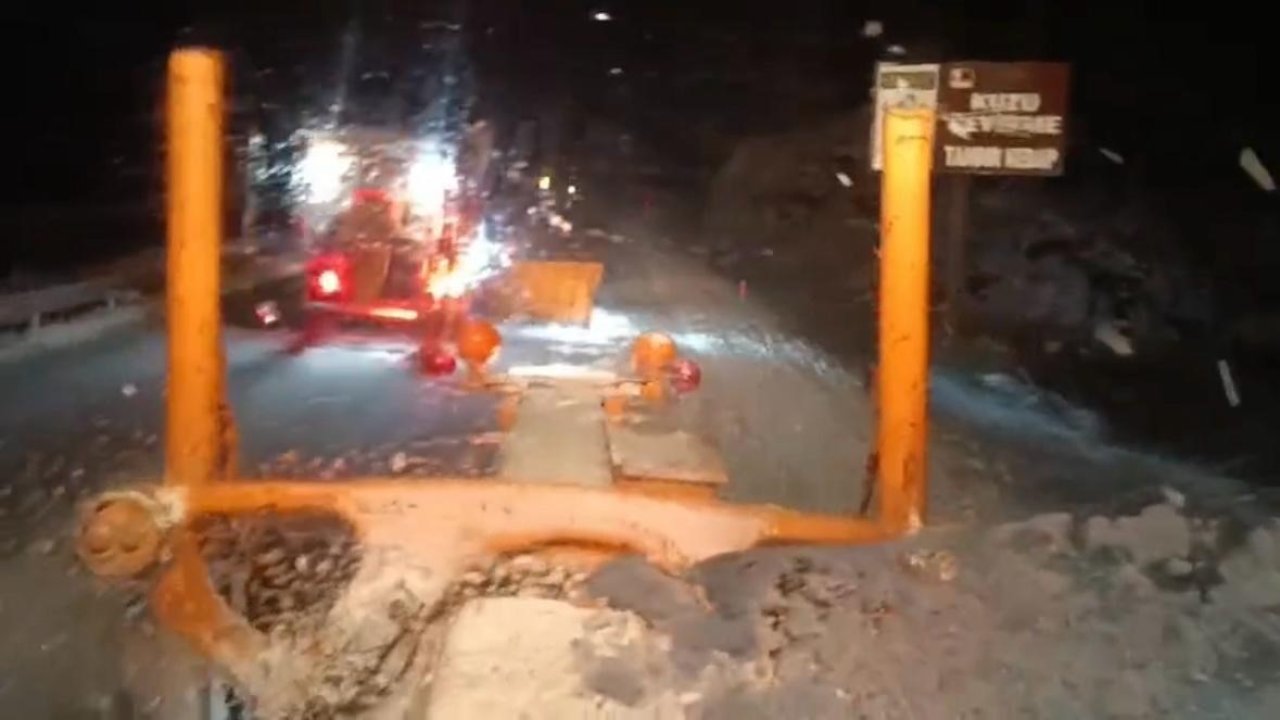 Antalya’da mevsimin ilk karı yağdı, Antalya-Konya karayolu beyaza büründü