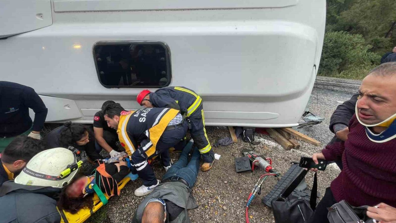 Antalya’da midibüs devrildi: 6 yaralı