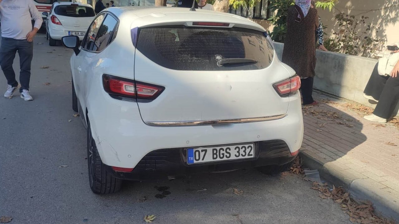 Antalya’da park halindeki otomobile çarpan motosikletli yaralandı