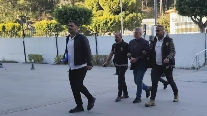Antalya’da sahibi olduğu markette tartıştığı 2 kişiyi öldüren cinayet zanlısı adliyeye sevk edildi