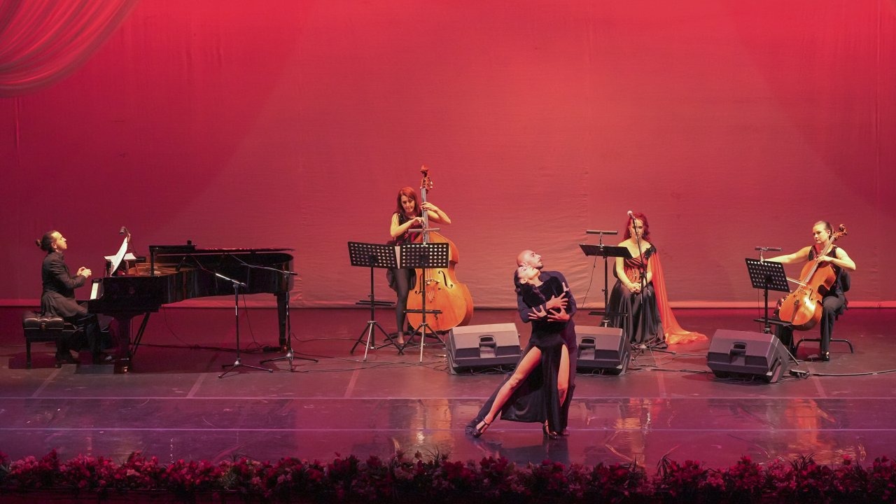 Antalya&#039;da tutkunun dansı