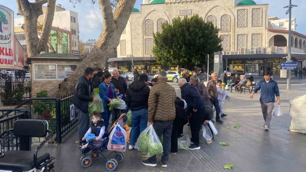 Antalyalı çiftçi ürünlerin çöpe dökülmesine tepki olarak 200 marulu ücretsiz dağıttı