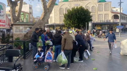 Antalyalı çiftçi ürünlerin çöpe dökülmesine tepki olarak 200 marulu ücretsiz dağıttı