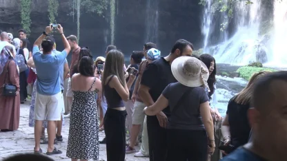 Antalya’nın simgelerinden Düden Şelalesi, 2025’te yaklaşık 900 bin ziyaretçiyi ağırladı